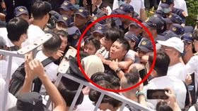 民眾黨「走讀」，黃國昌疑似勒執勤員警的脖子。（圖／翻攝畫面）