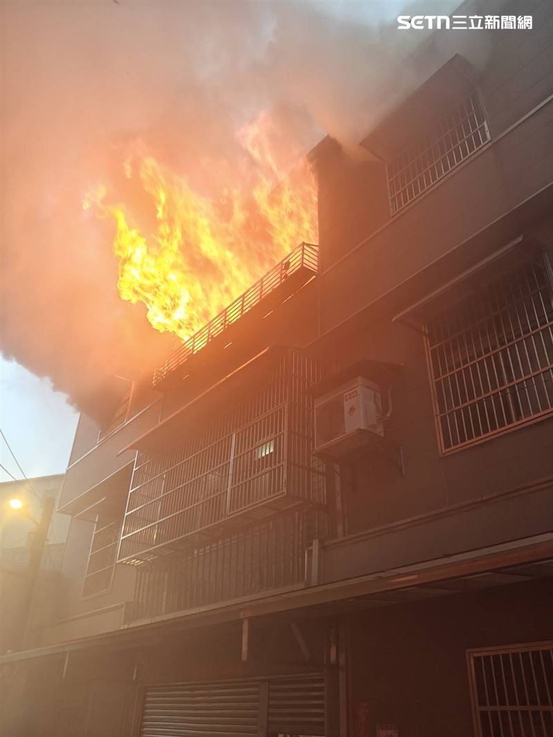 警消到場時已竄出火舌3樓疑有5人受困。（圖／翻攝畫面）