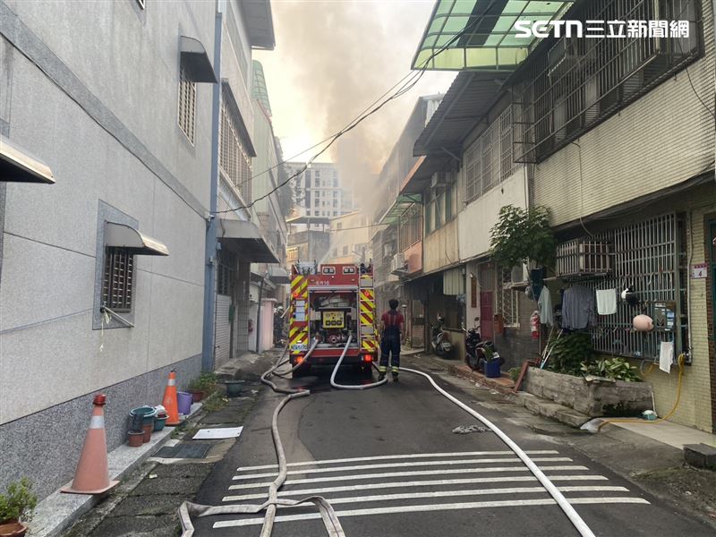 桃園市中壢區龍安街今（31）日清晨傳出住宅火警，釀5人死亡。（圖／翻攝畫面）