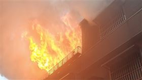 桃園,桃園市,中壢區,火警,住宅,火舌,火勢,住戶,消防,搶救圖片描述。（圖／翻攝畫面）