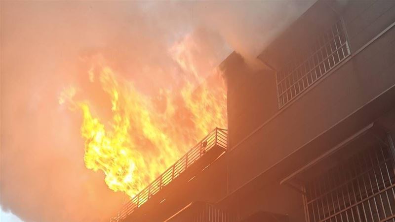 桃園市中壢區龍安街一處住宅今天（31日）清晨傳出死亡火警，1大4小，5名受困者全罹難。（圖／翻攝畫面）