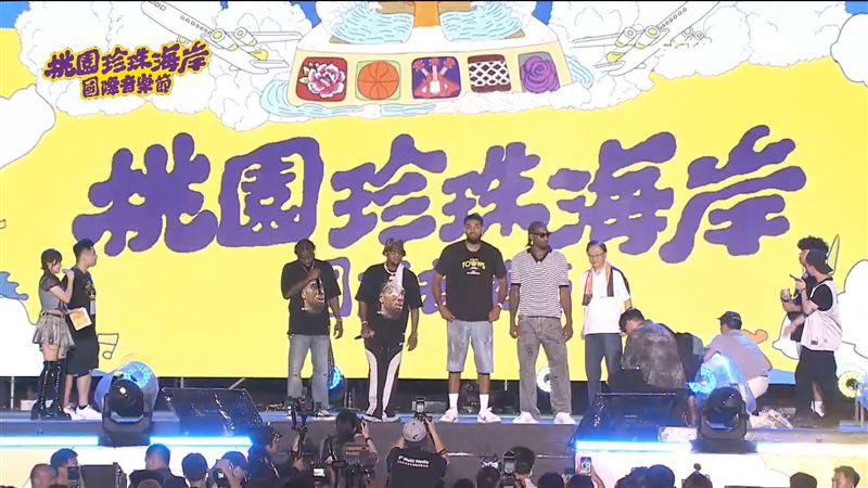 NBA球星雷納德驚喜登台，與饒舌歌手友人共同演出