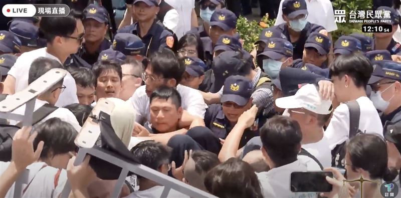 關鍵影像還原現場，12時10分54秒黃國昌手繞過員警脖子