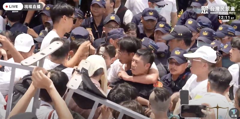 黃國昌疑似勒警脖子引發爭議。（圖／翻攝自民眾之聲YT）