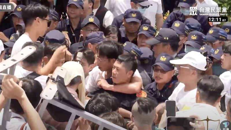 民眾黨走讀爆黃國昌勒警脖子 綠議員怒了