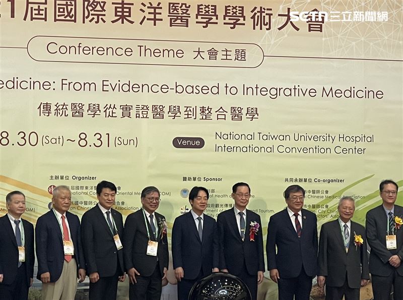 邱泰源(右3)被宣布人事異動後,首度與賴清德(右5)在公開場合同框(圖/記者蔣季容攝影)