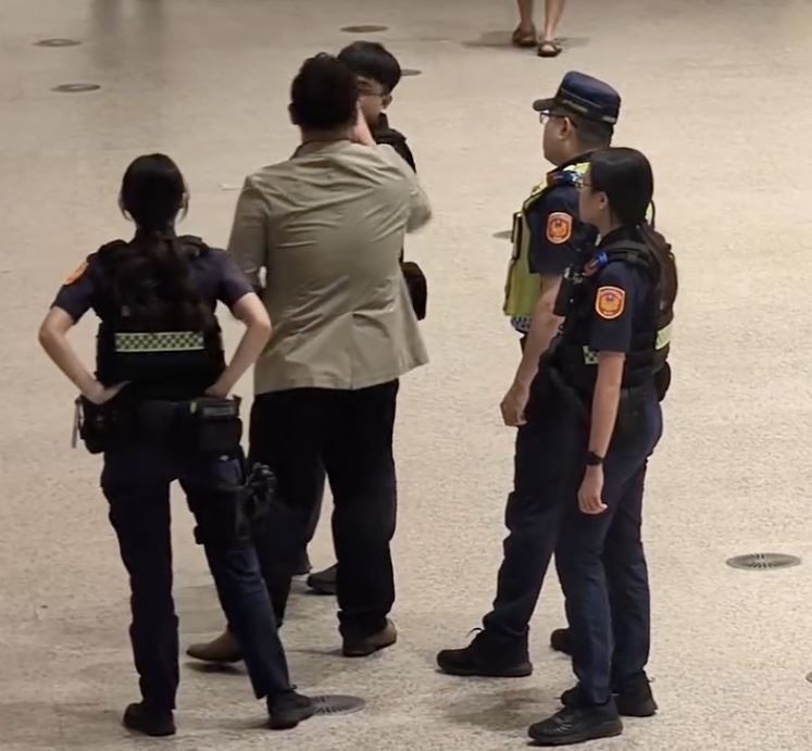 顏男面對員警的勸說相當反彈，拿手機對著員警猛拍。（圖／翻攝自Threads @hsuan_kai_chen）