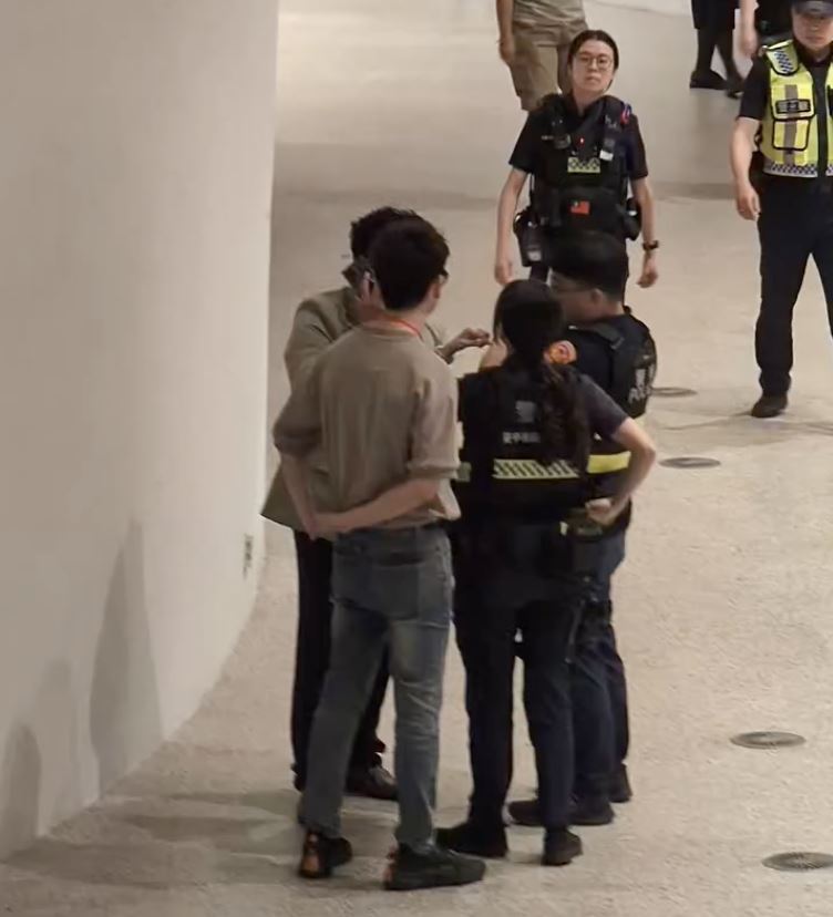 顏姓男子並非首次脫序，日前在台中老虎城某夜店騷擾女客被壓制帶走。（圖／翻攝自Threads @hsuan_kai_chen）
