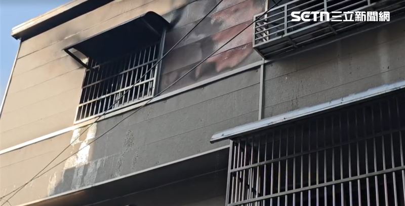 中壢民宅發生火警，黃女帶著自己的兩名孩子以及友人的孩子受困3樓。（圖／翻攝畫面）