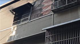 桃園,桃園市,中壢區,火警,電線,鐵窗,火窟,姪子,姪女,木板,窗戶,電線,走火圖片描述。（圖／翻攝畫面）