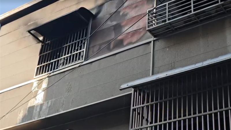 住宅起火的3樓設有鐵窗，火災發生當下難以逃生。（圖／翻攝畫面）