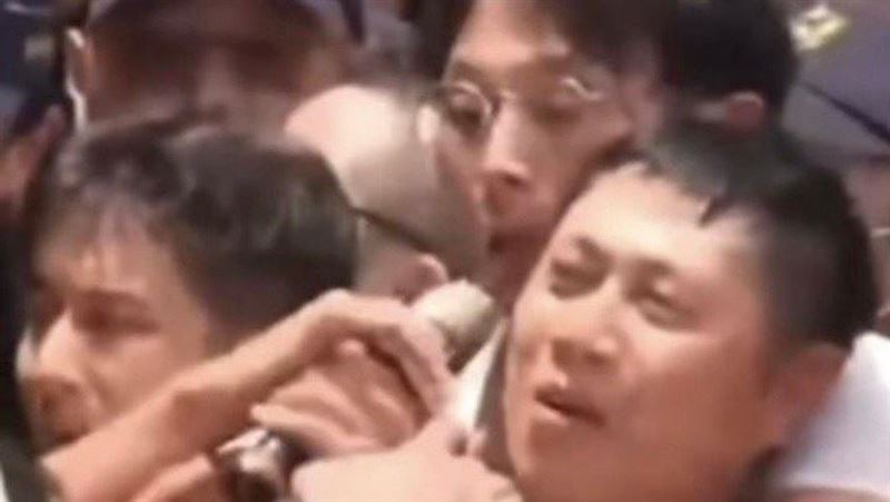 律師：黃國昌勒警脖子涉犯此罪 最重判3年