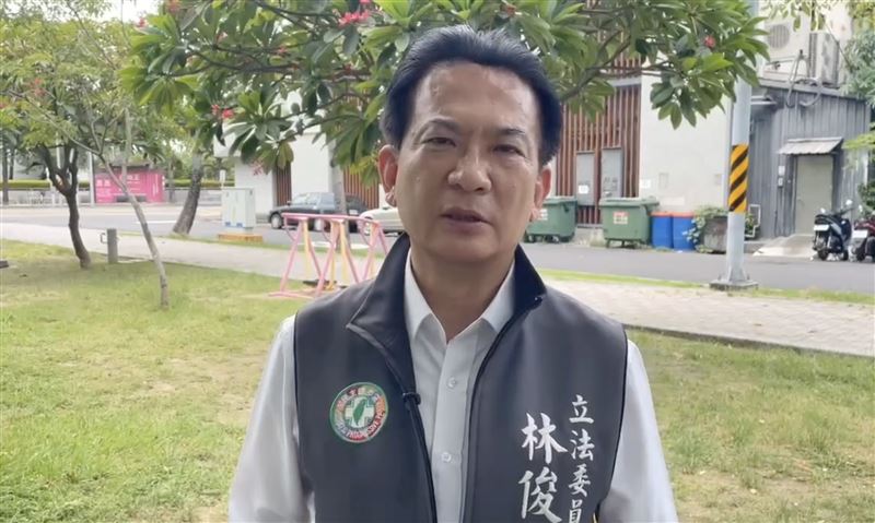 針對黃國昌勒員警脖子，林俊憲痛批非常丟臉，並喊話黃應公開道歉。（圖／林俊憲國會辦公室提供）