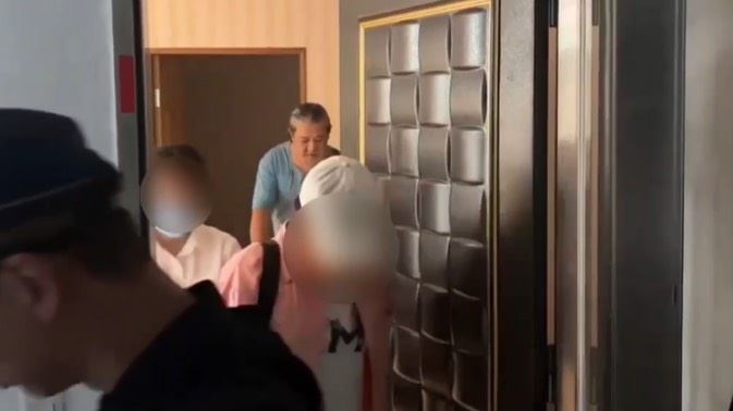 警方循線追查，在公寓內發現離譜應召站。（圖／翻攝畫面）