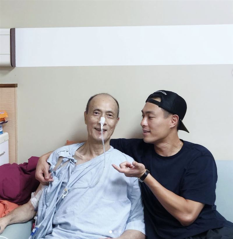 楊祐寧（右）爸爸病倒住院。（圖／翻攝自IG）