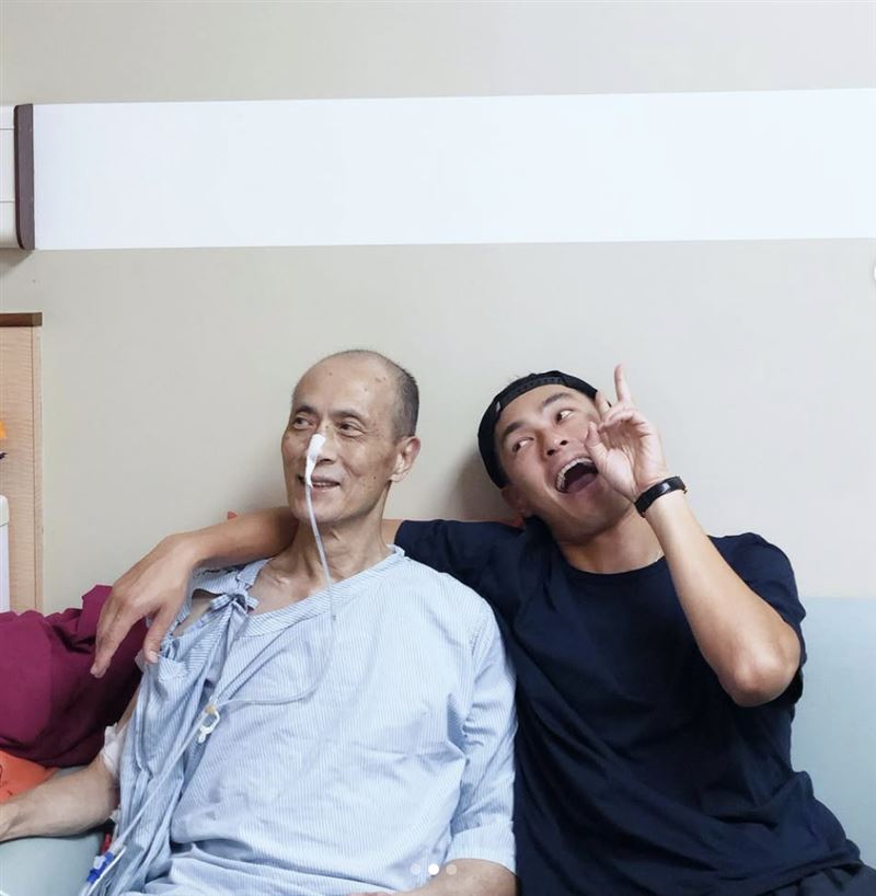 楊祐寧（右）陪伴生病的爸爸。（圖／翻攝自IG）
