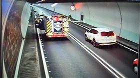 轎車引擎室因不明原因起火燃燒，讓駕駛當場嚇壞。（圖／翻攝畫面）