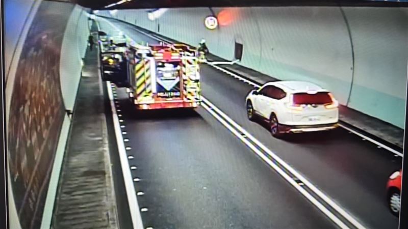 雪隧出事了！白車起火冒煙嚇壞急求助