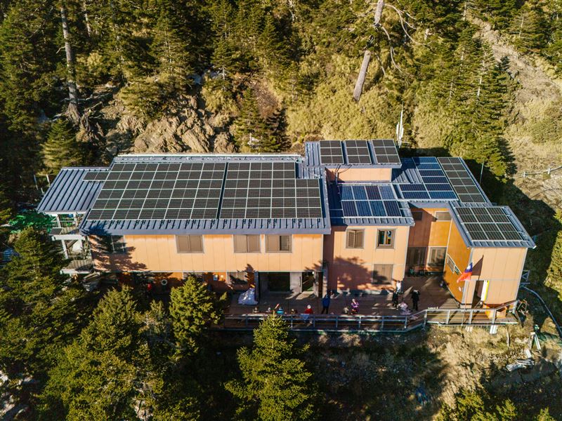 翁曉玲提修法,國家公園內禁設太陽光電相關設施,作家謝知橋發文質疑「排雲山莊這個今年七月才裝好的不曉得要不要拆掉」?(圖/翻攝自玉山國家公園網站)