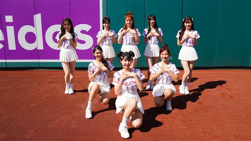 樂天女孩登國民球場　被讚：這是台灣之光