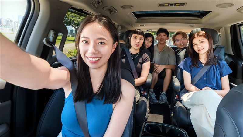Uber就宣布全新「加大六人座優步」行程選項在北北基、台中與高雄上線，一車最多可搭載6名乘客，並能同時容納4個28吋行李箱。（圖／Uber提供）