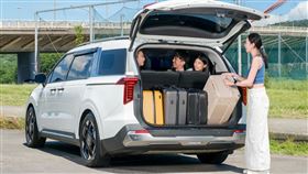 Uber就宣布全新「加大六人座優步」行程選項在北北基、台中與高雄上線，一車最多可搭載6名乘客，並能同時容納4個28吋行李箱。（圖／Uber提供） 