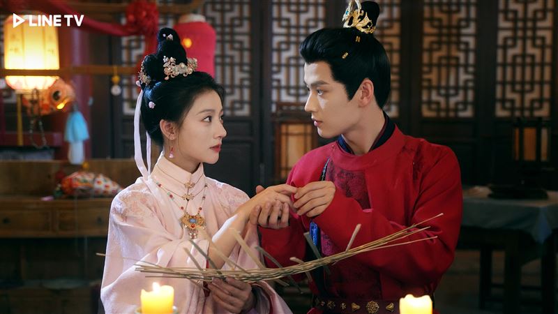 《錦繡宅心》朱麗嵐(左)與秦天宇展開「盲盒婚姻」。(圖/LINE TV提供)