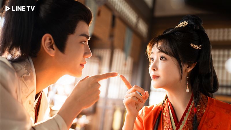 潘毅鴻（左）、朱容君劇中商業聯盟賣奶茶。（圖／LINE TV提供）