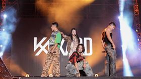 珍珠海岸音樂節第2天！韓團KARD熱到脫皮衣：沒有你們，我們就昏倒了（圖／桃園市政府提供）