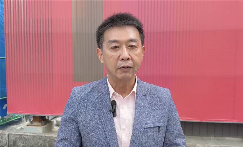 黃國昌在遊行過程中用手勒住一名警察的脖子，許智傑轟「太離譜了」。（圖／許智傑國會辦公室提供）
