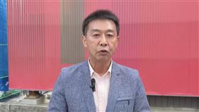 黃國昌在遊行過程中用手勒住一名警察的脖子，許智傑轟「太離譜了」。（圖／許智傑國會辦公室提供） 