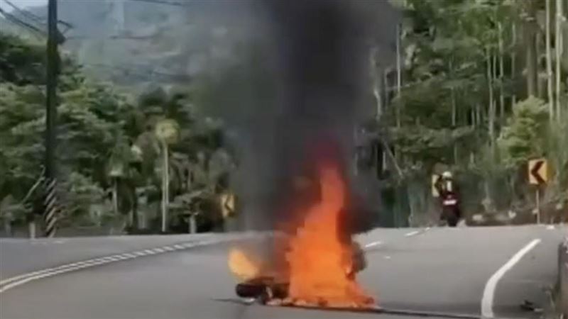 苗栗火燒車!25歲男自摔⋯重機遭烈焰吞噬