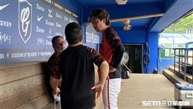 統一獅總教練林岳平，賽前與投手教練霍斯曼說明捨棄布雷克。（圖／記者張沛嘉攝影）