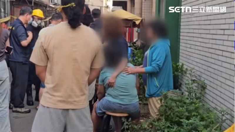葉家阿公阿嬤得知惡火吞噬5命，崩潰在現場癱軟哭喊。（圖／記者張昱傑攝影）