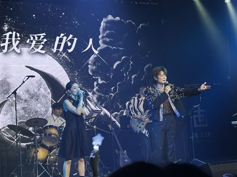 阿沁上海開唱與Lara梁心頤合唱全新改版的經典歌曲《月牙灣》。（圖／紅心字會提供）