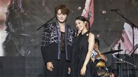 阿沁上海開唱與Lara梁心頤合唱全新改版的經典歌曲《月牙灣》。（圖／紅心字會提供）