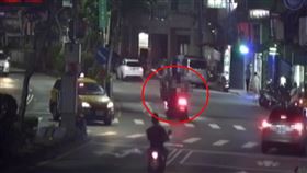 雙載騎士迴轉沒注意，直接撞飛直行經過的陳女。（圖／翻攝畫面）