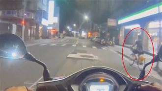 酒駕Ubike遭查！醉漢跳針怒噴警