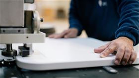 強制社保9月上路　已有中小企業爆關廠潮！中國員工恐掀降薪潮圖片描述。（圖／翻攝自PIXABAY）