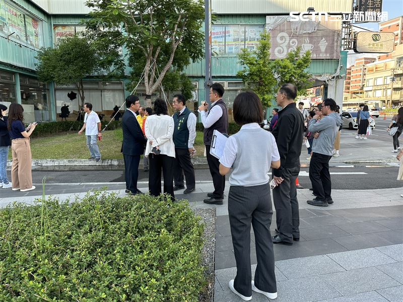 新光三越小北門店迎來人潮，交通打結「1違規」最多，黃偉哲30日前往視察。（圖／翻攝畫面）