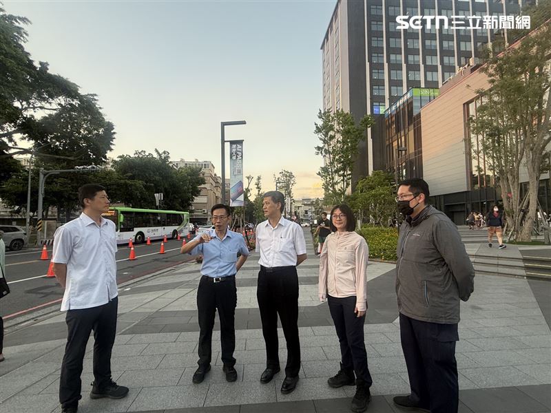 新光三越小北門店迎來人潮，台南市警察局長林國清前往視察，慰勉員警。（圖／翻攝畫面）
