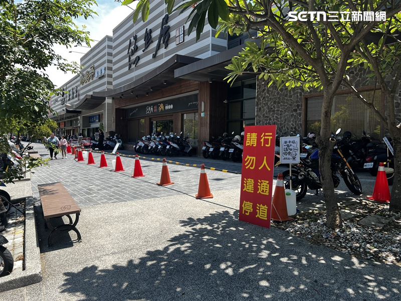 新光三越小北門店迎來人潮，警方單日開200多張罰單，機車違停為大宗。（圖／翻攝畫面）
