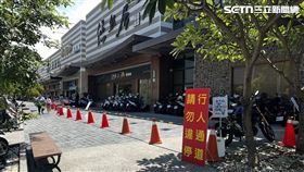 新光三越小北門店迎來人潮，交通打結「1違規」最多，黃偉哲、林國清前往視察。（圖／翻攝畫面）