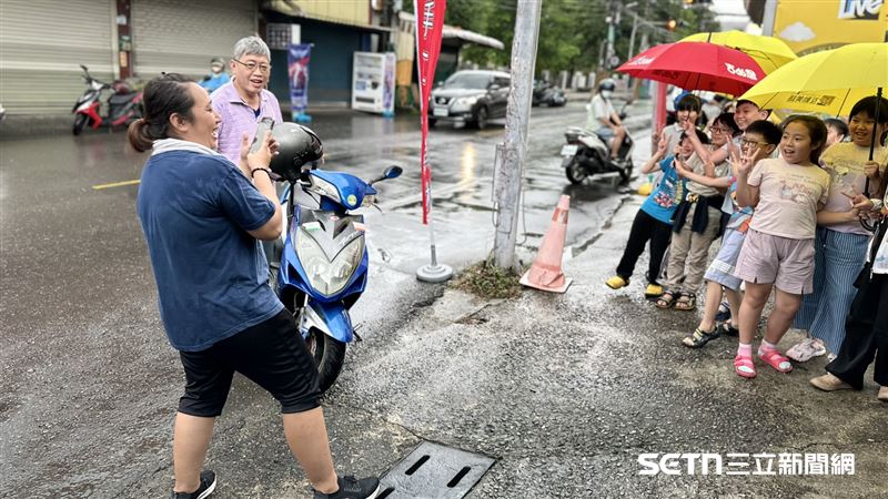 小朋友手牽手領冰吃，家長看見孩子的笑容相當幸福。（圖／記者簡榮良攝影）