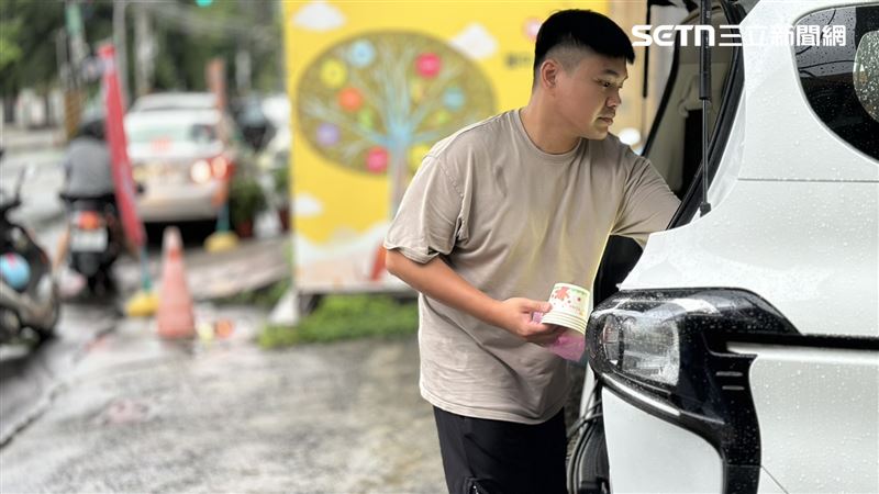 這回他事業版圖擴及高雄，首開攤就有車隊同業相助。（圖／記者簡榮良攝影）