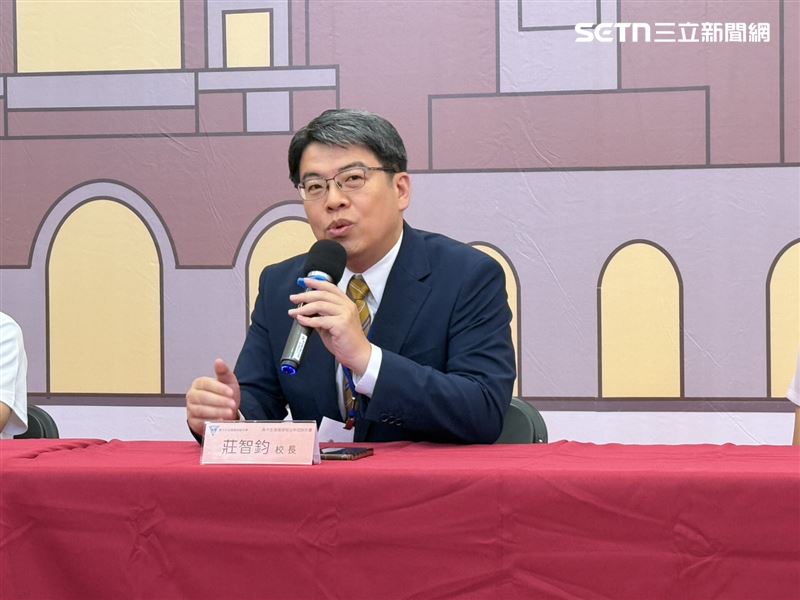 建中校長莊智鈞透露，建中目前選學生標準，會針對學生英文成績與數學成績前30% ，並設定高二跟高三學生，而今年報名的共有12位高三生以及33位高二生。（圖／記者李育道攝影）