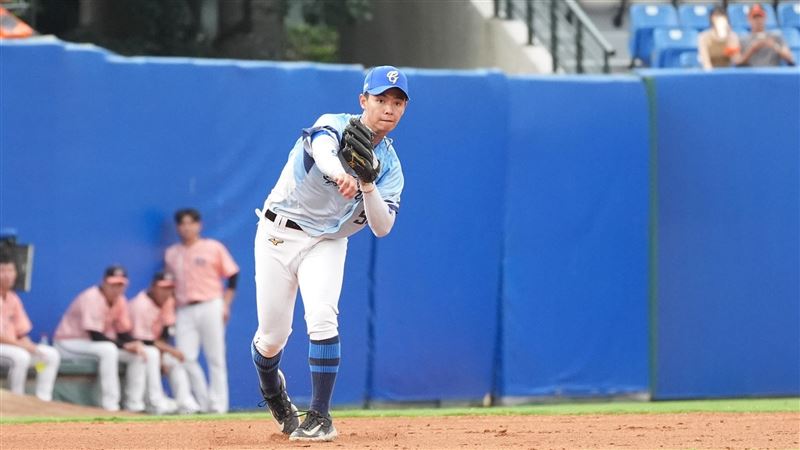 富邦悍將陳愷佑守備聰明玩球。（圖／富邦悍將提供）