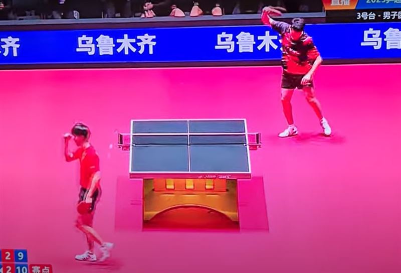 輸球的孫聞（右）高舉球拍，大力砸向地面發洩情緒，超沒球品。（圖／翻攝Youtube）