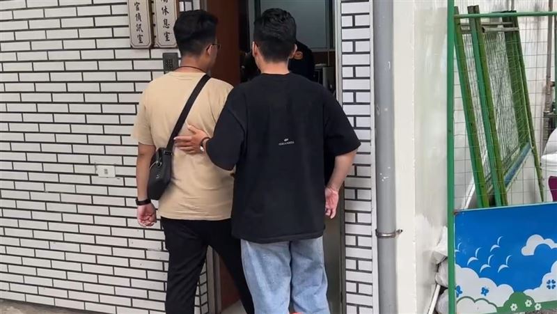 桃園中壢民宅大火5死，檢方相驗家屬神情哀戚悲痛。（圖／翻攝畫面）