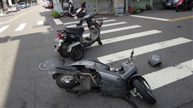 蹦！台中85歲阿嬤「疑無照騎四輪機車」左轉猛撞孕婦　雙雙倒地送醫